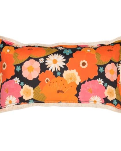 Podłużna poduszka z kwiatowym wzorem w pomarańczowych, różowych i białych kolorach na czarnym tle