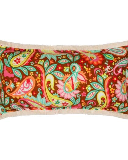 Prostokątna poduszka z wzorem paisley w żywych kolorach na brązowym tle i kremowymi frędzlami.