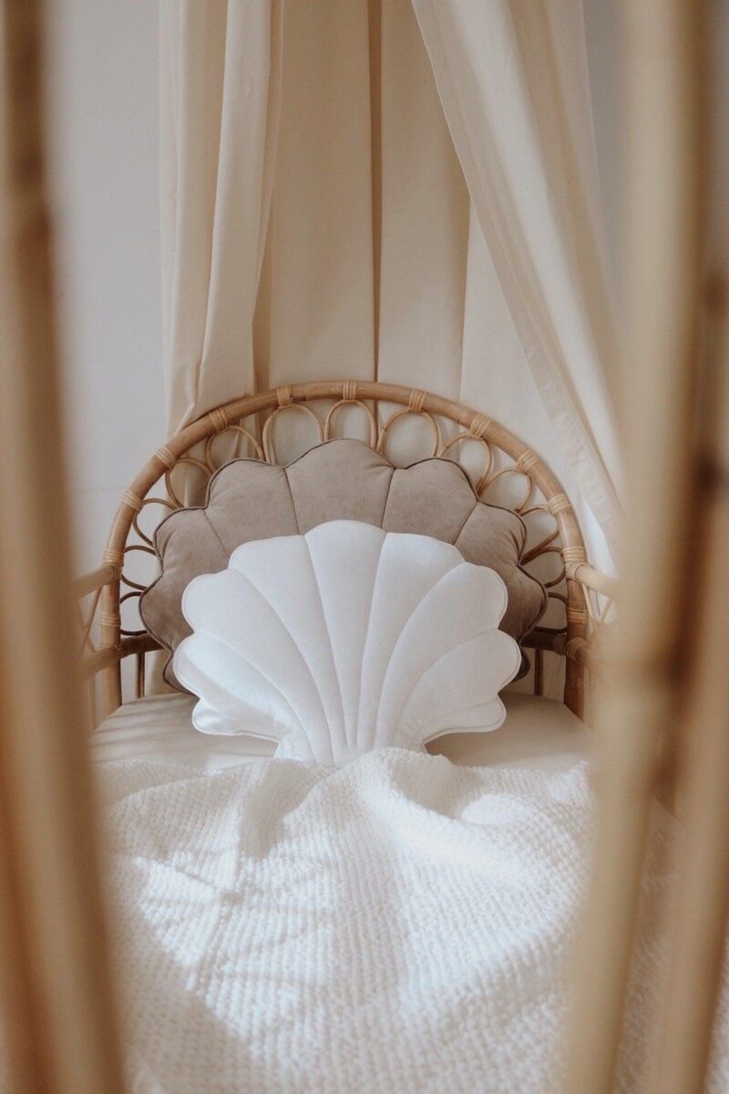 aksamitna poduszka muszla "white pearl" - Moi Mili