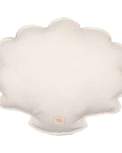 Biała poduszka w kształcie muszli z delikatnym obszyciem i małą metką marki moimili