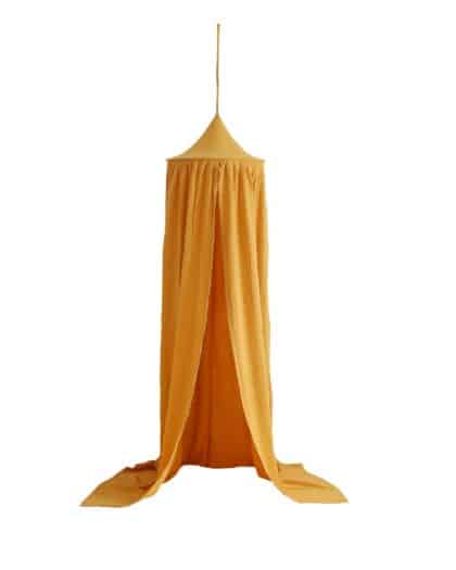 Żółty baldachim z tkaniny wiszący na suficie, tworzący przytulną, zamkniętą przestrzeń do zabawy dzieci.