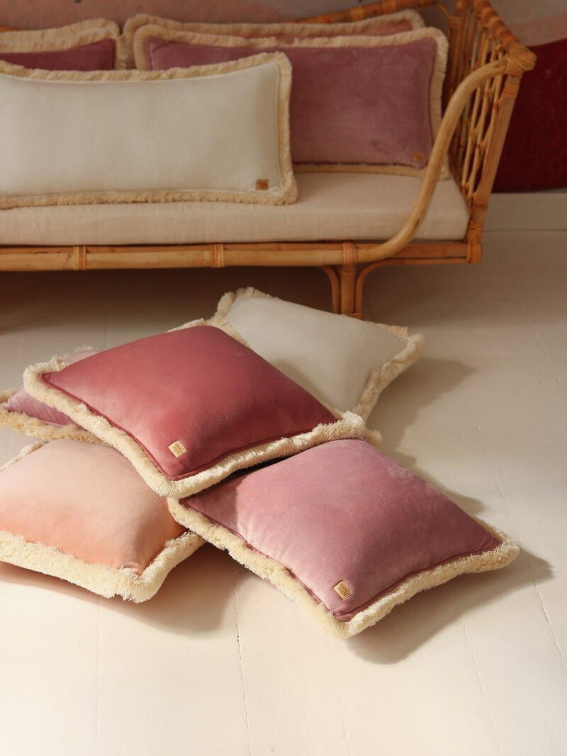 Jasnoróżowa poduszka soft velvet z frędzlami