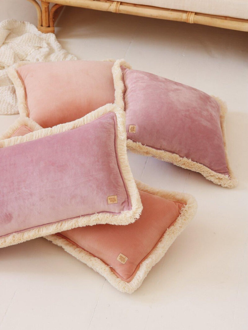 Jasnoróżowa poduszka soft velvet z frędzlami