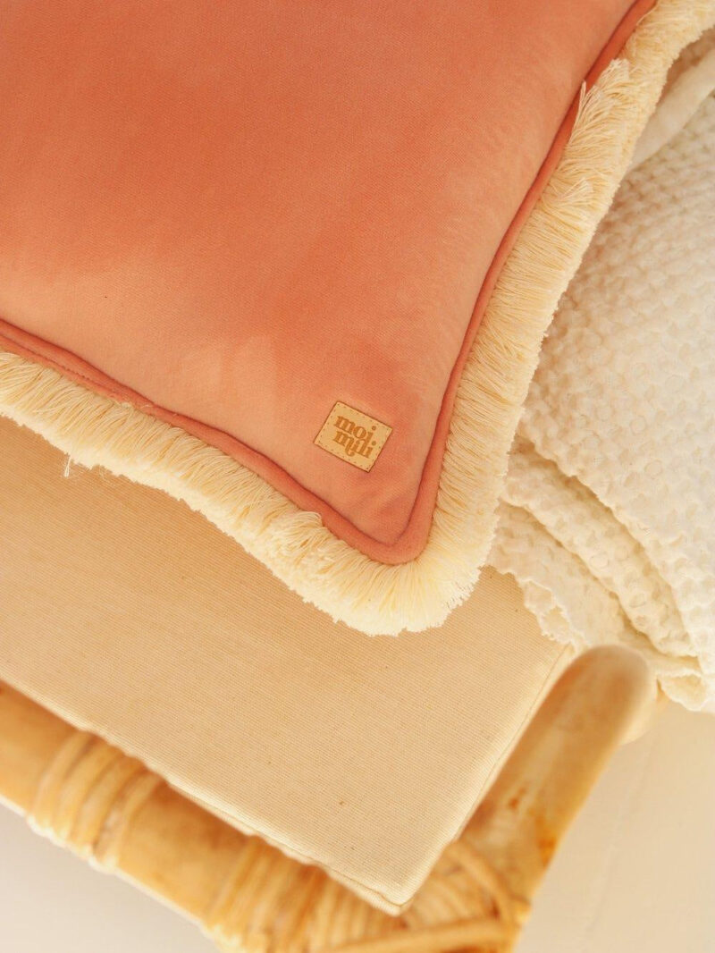 Morelowa poduszka soft velvet z frędzlami - Moi Mili