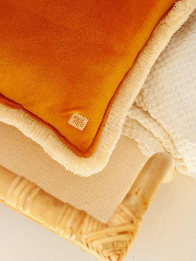 Musztardowa poduszka soft velvet z frędzlami