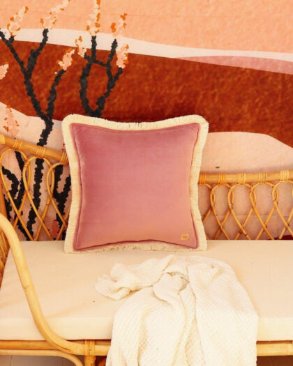 Różowa poduszka soft velvet z frędzlami