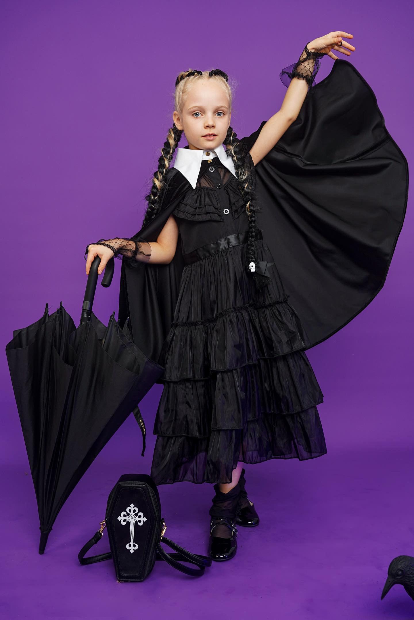 Magiczna czarna peleryna dla dziecka w stylu Wednesday