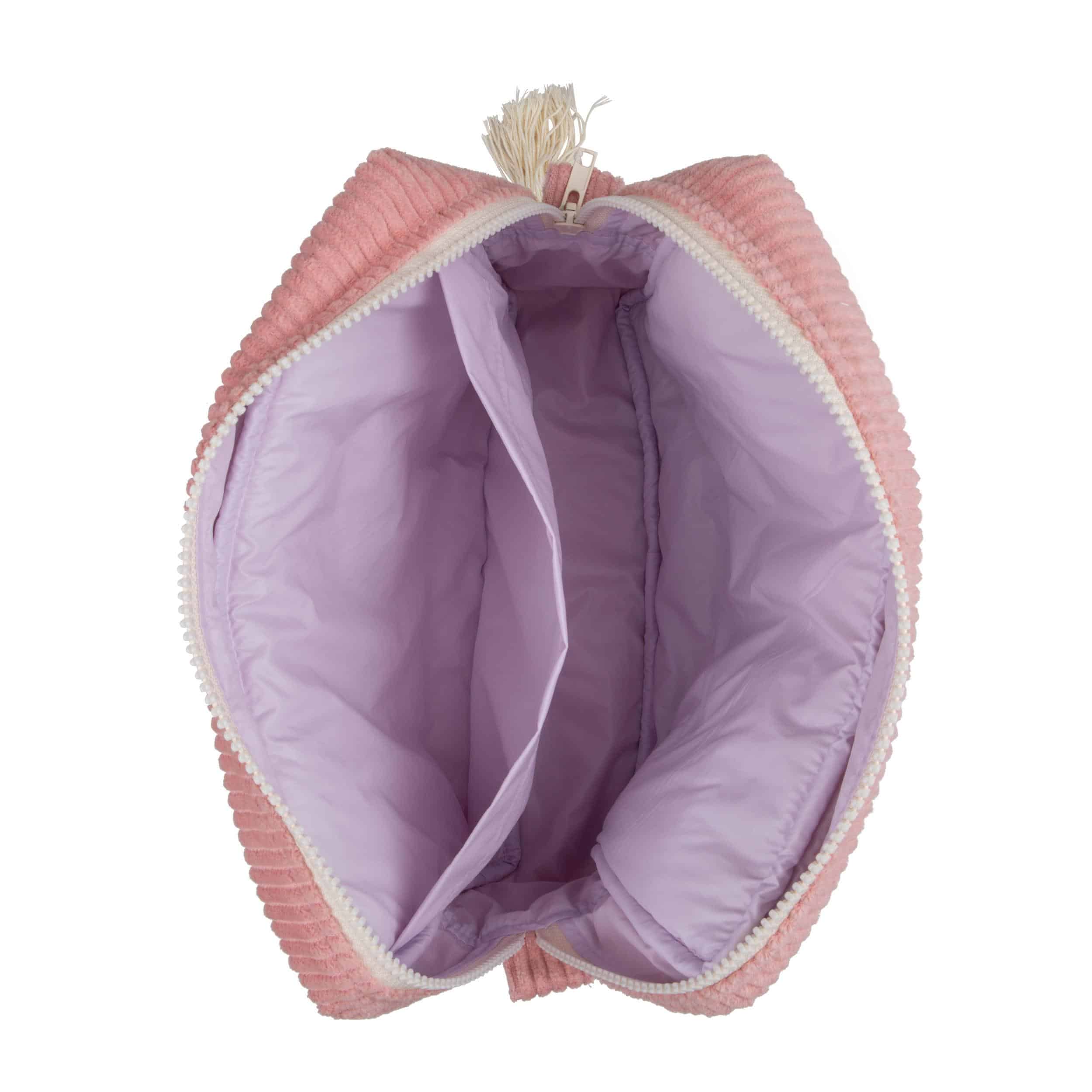 Różowa saszetka z miękkiego materiału, otwarta, ukazująca jasnofioletową podszewkę i przegródki w środku