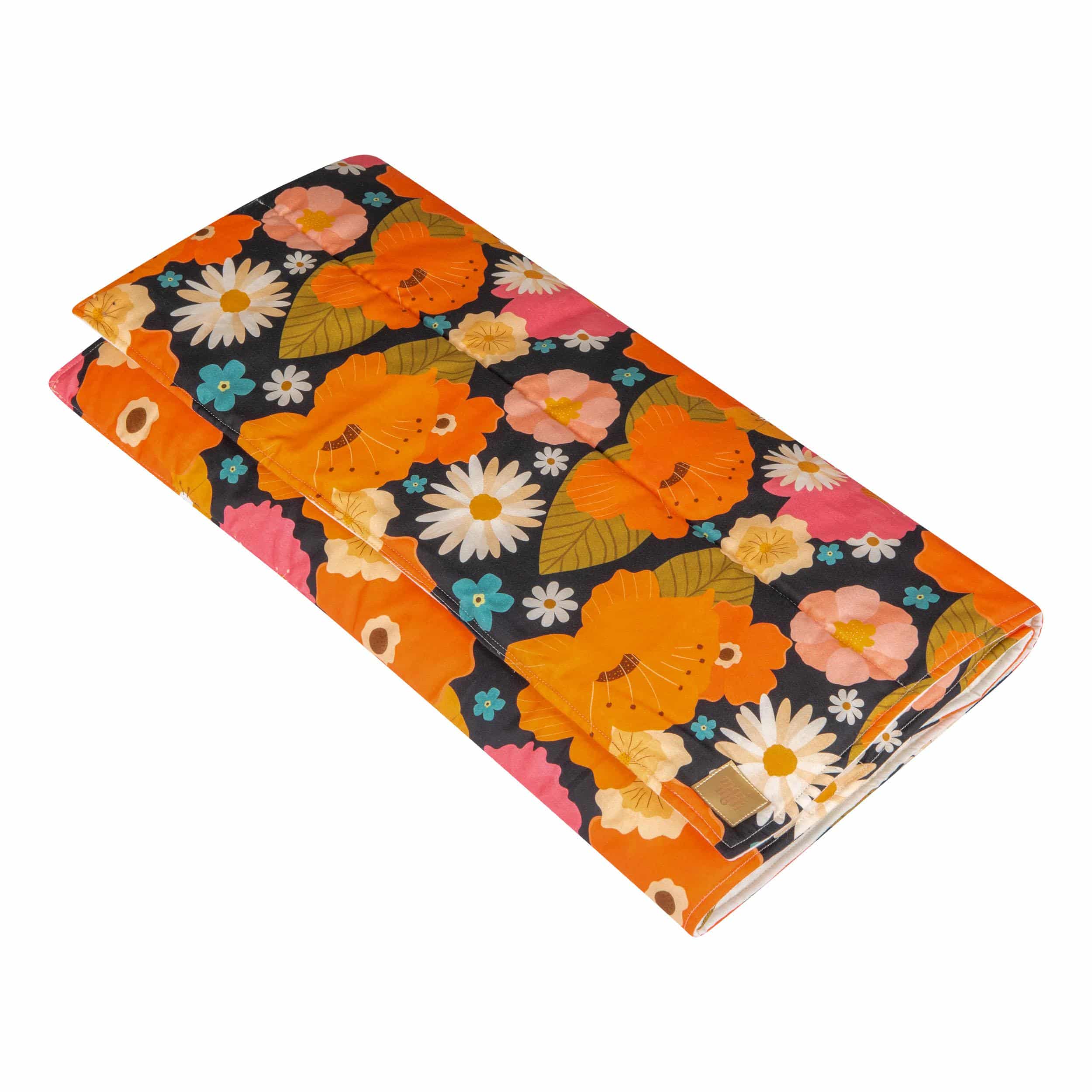 Składany koc piknikowy w kolorowe kwiaty na czarnym tle, z pomarańczowymi i różowymi akcentami