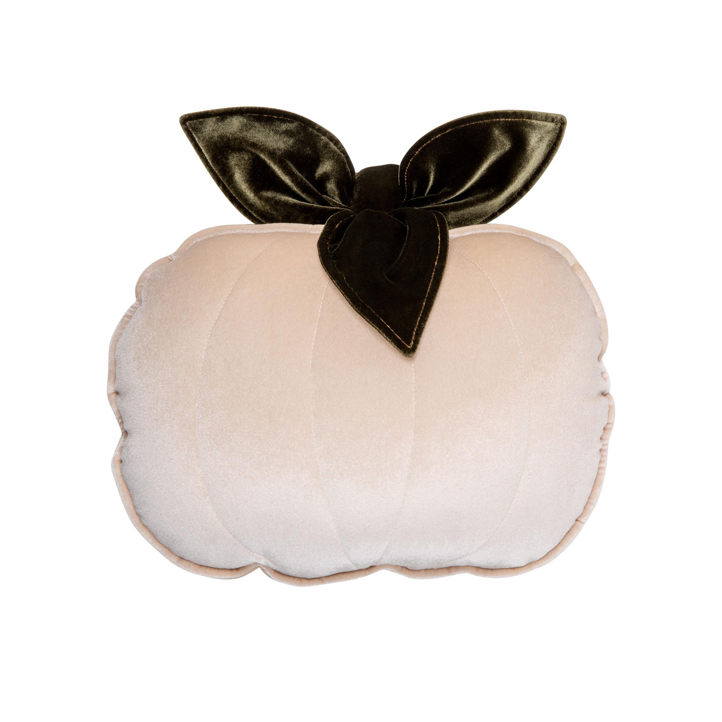 Jasnoróżowa poduszka w kształcie dyni z ciemnozielonymi miękkimi liśćmi u góry