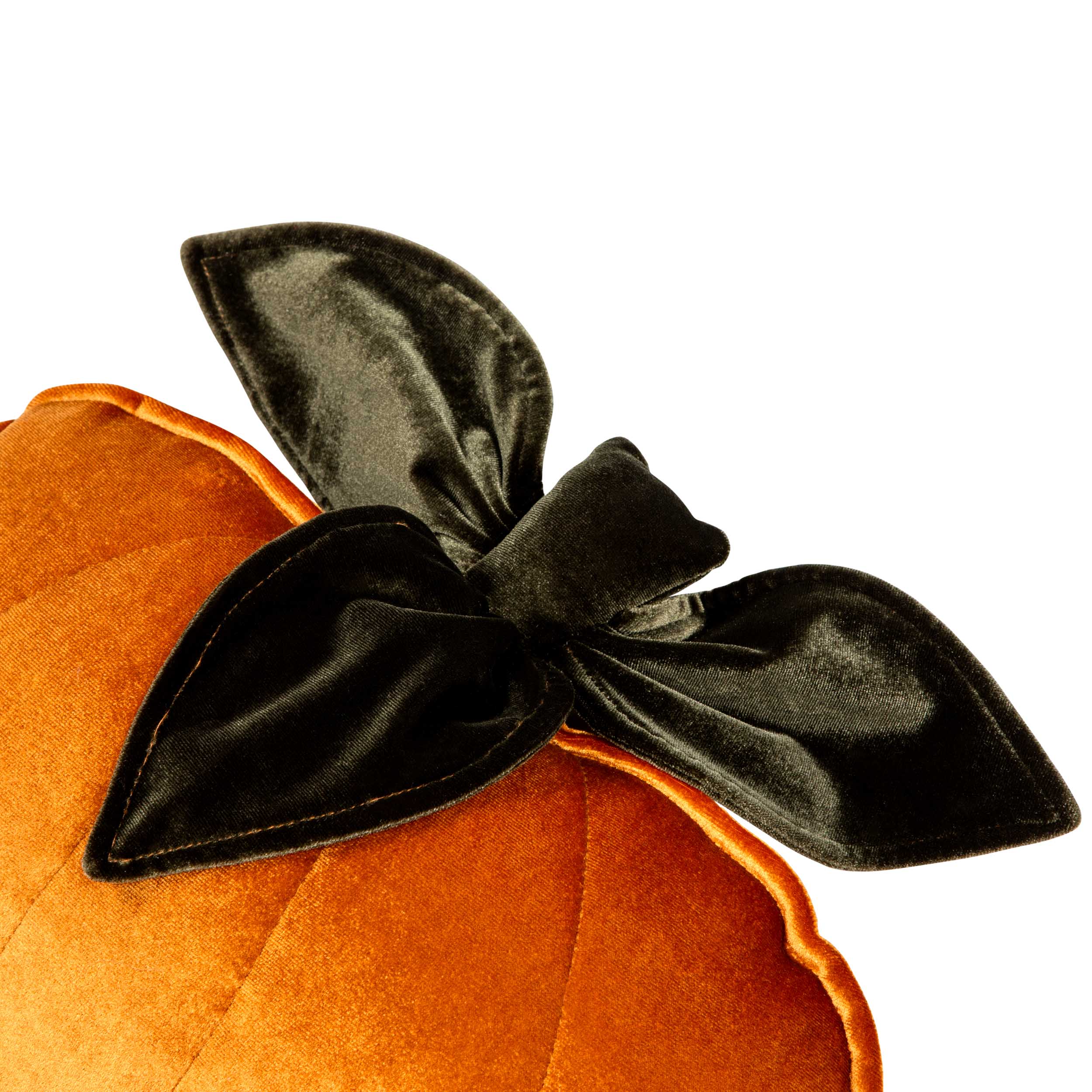 Zbliżenie na miękki pomarańczowy pluszowy dyniowy ozdobny element z czarną aksamitną kokardą