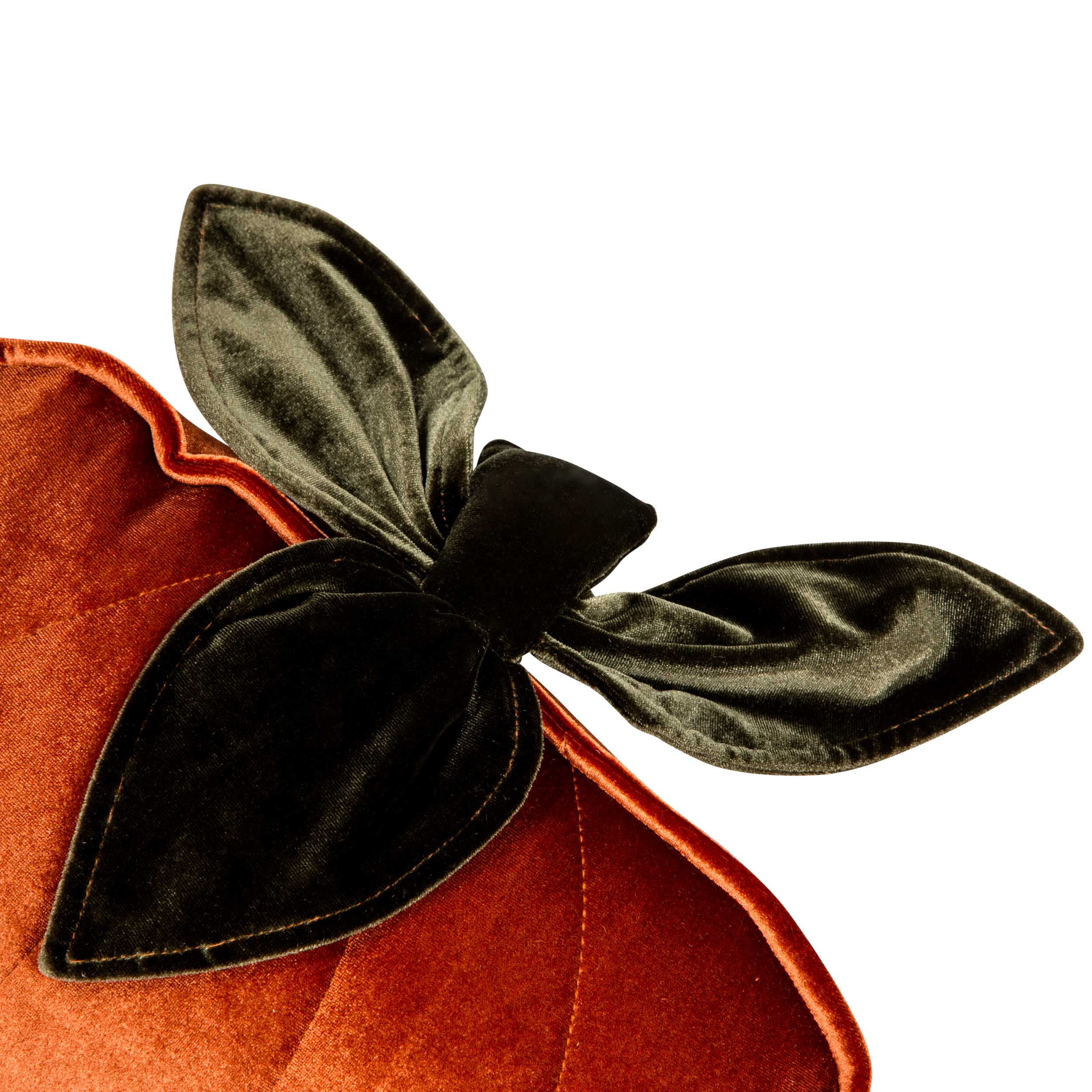 Pikowana poduszka w kształcie dyni z pomarańczowym materiałem i ciemnozieloną kokardą