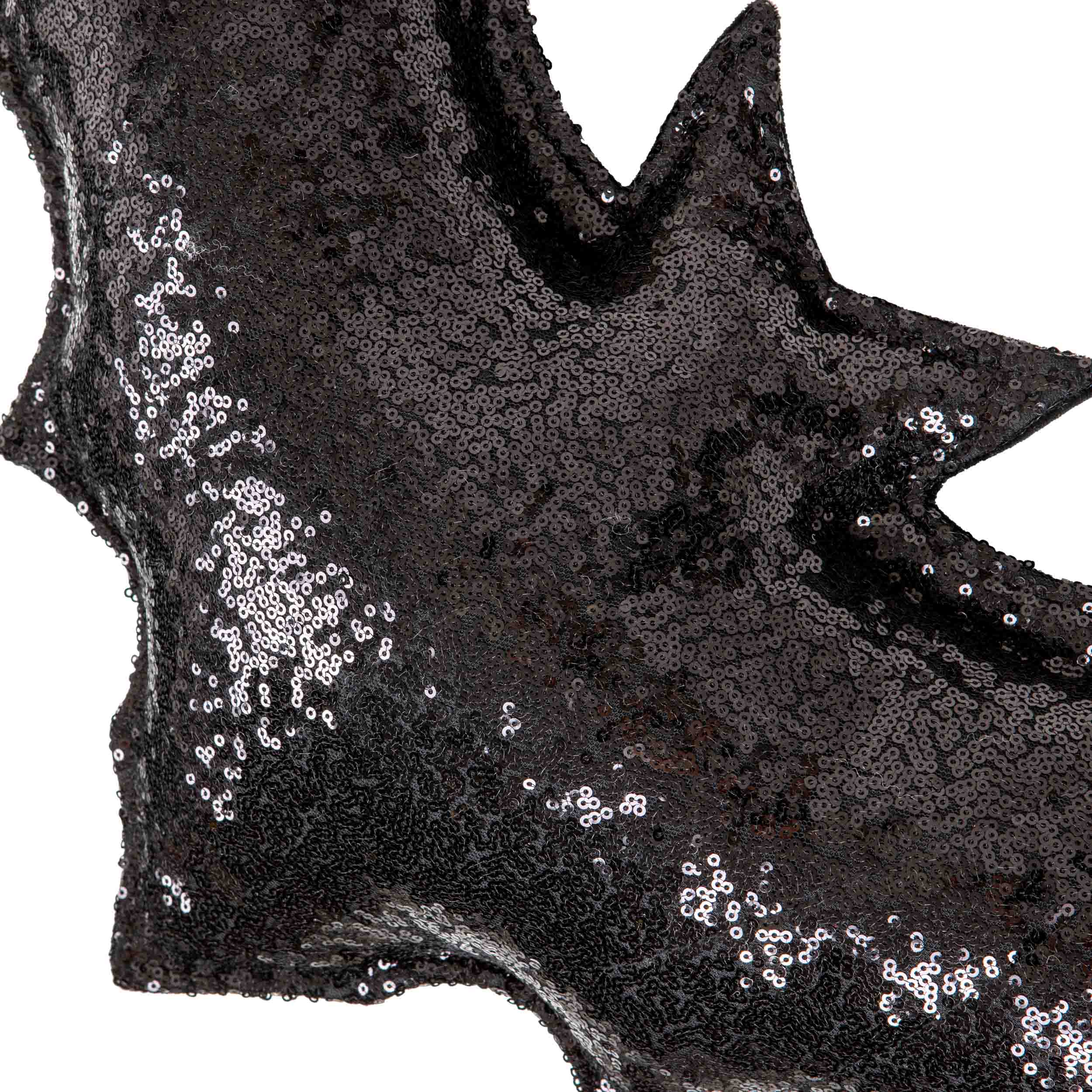 Czarny błyszczący materiał pokryty cekinami z nieregularnym, ostrym kształtem i połyskującą fakturą