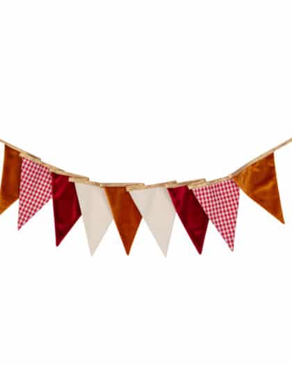 Girlanda z trójkątnych flag w kolorach bordo, pomarańczowym, białym i w kratkę czerwoną