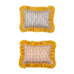 Dwa prostokątne poduszki ozdobne z żółtym falbanowym obszyciem i kwiatowymi wzorami na tkaninie