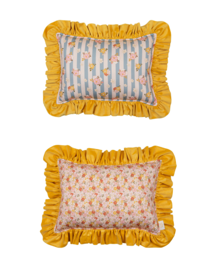 Dwa prostokątne poduszki ozdobne z żółtym falbanowym obszyciem i kwiatowymi wzorami na tkaninie