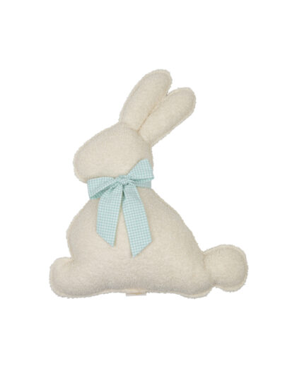 Pluszowy biały królik z miękkiego materiału z niebieską kratkowaną kokardą na szyi na białym tle