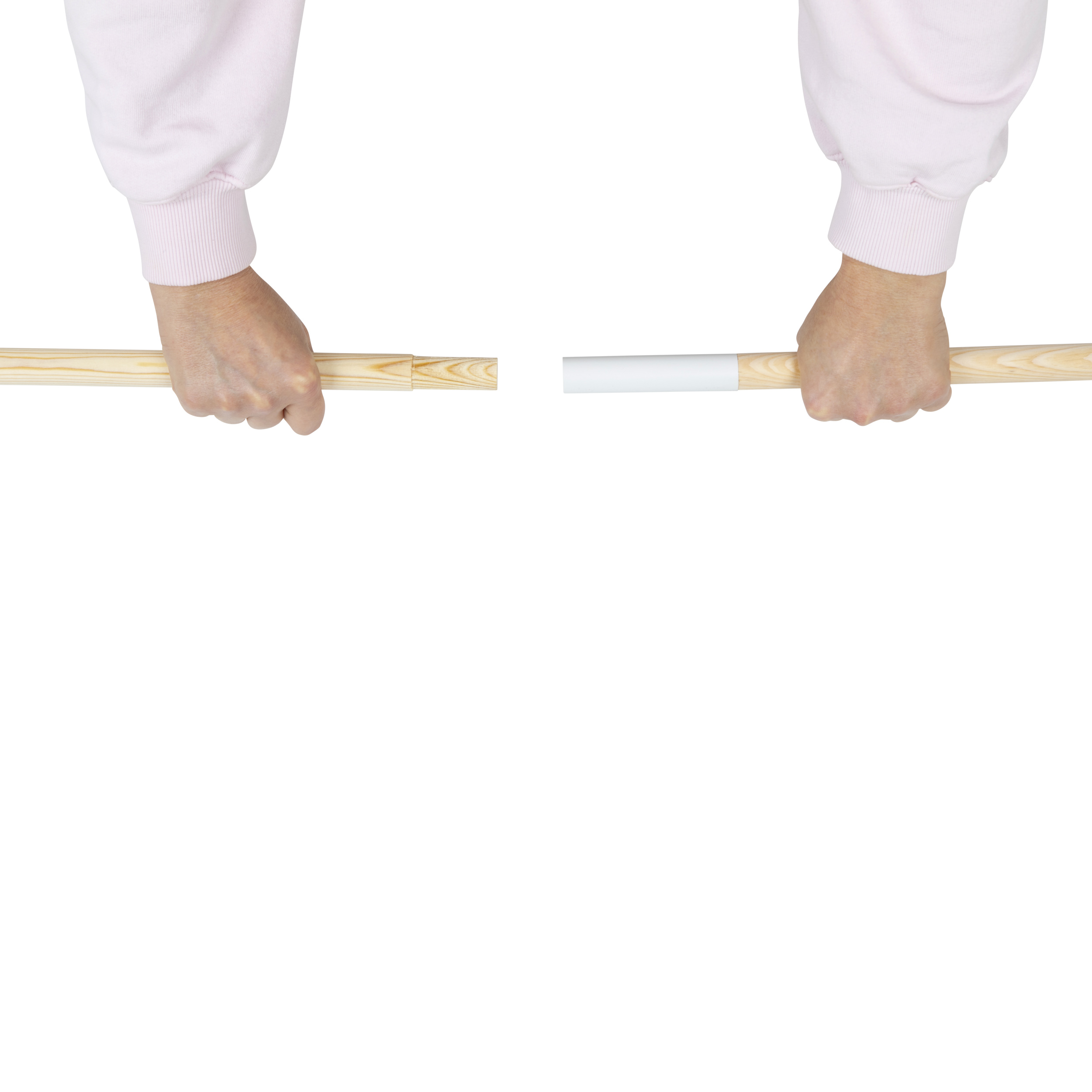Dwie dłonie trzymające drewniane kije, z których jeden jest częściowo pomalowany na biało, na białym tle