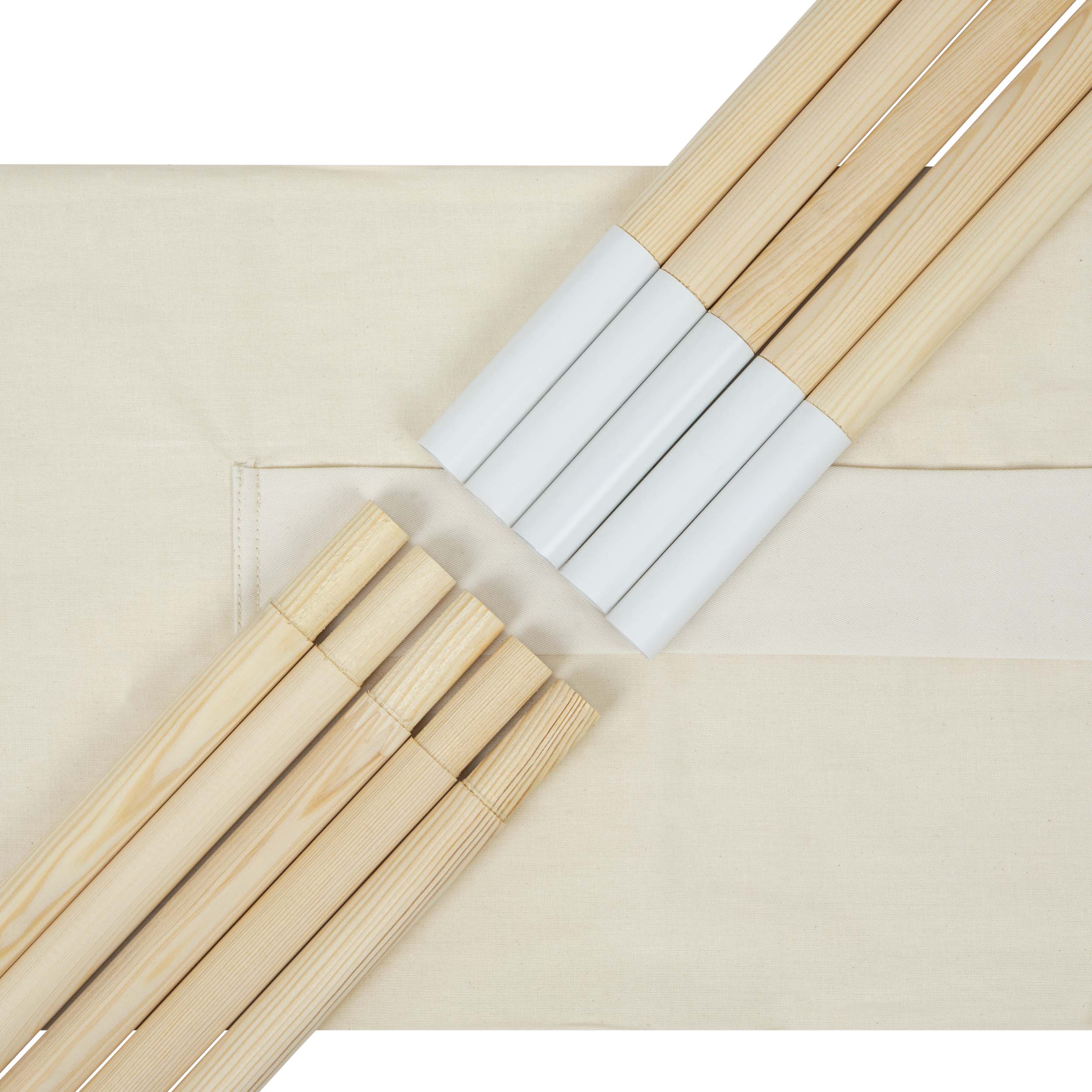 Drewniane kije z białymi końcówkami na beżowej tkaninie, ułożone równolegle i naprzemiennie.