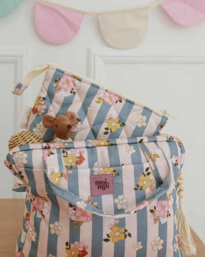 Torba w pasy niebiesko-różowe z motywem kwiatowym, z małą pluszową myszką i plecionym elementem