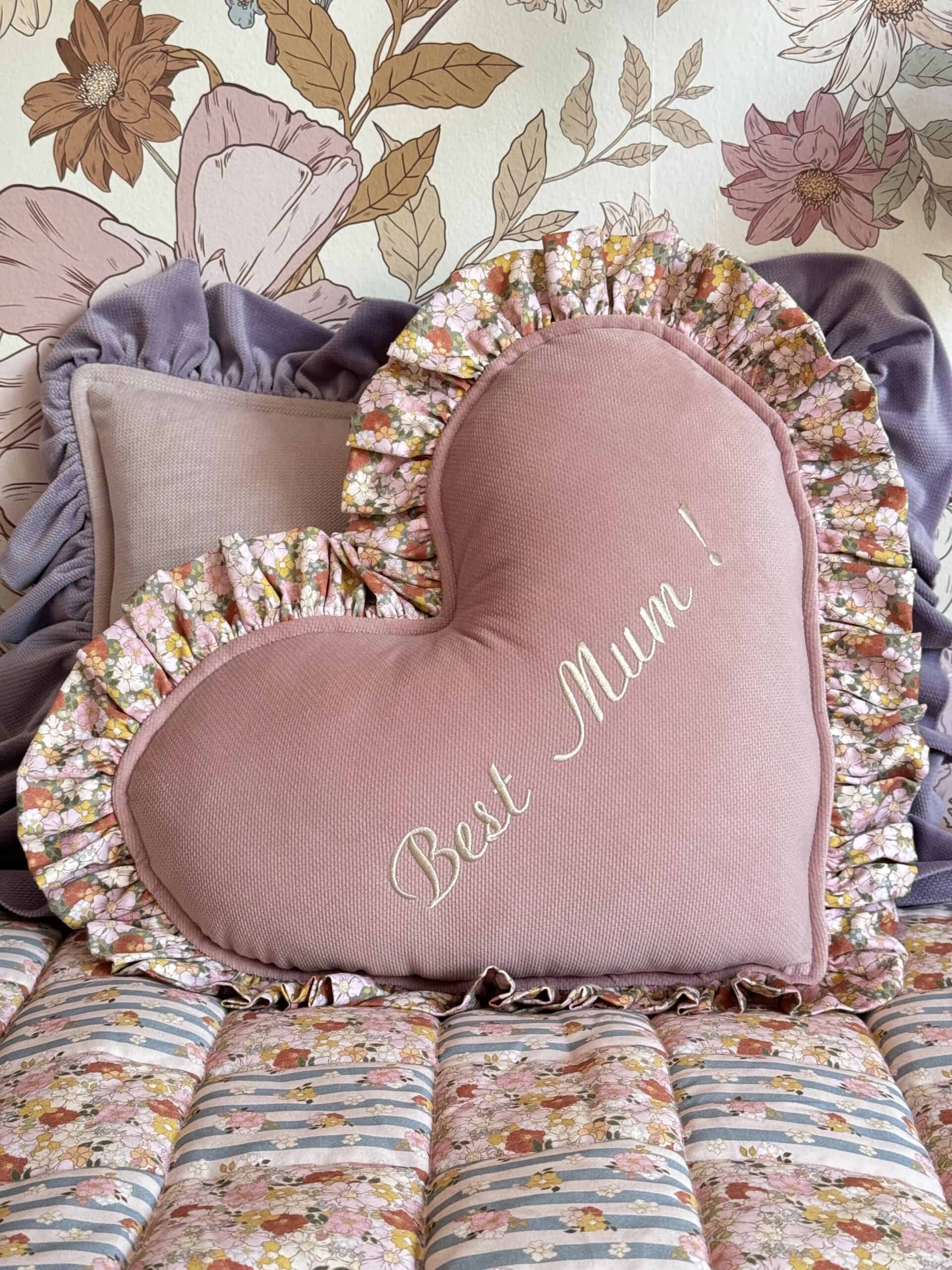 Poduszka w kształcie serca z falbanką i personalizacją