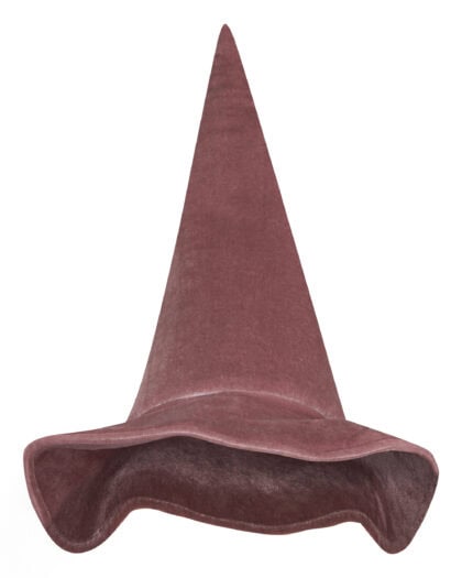 Różowy aksamitny kapelusz czarodzieja o wysokim stożkowym kształcie i falującym rondzie na białym tle
