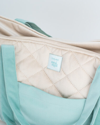 Beżowa pikowana torba z miętowozielonymi uchwytami i naszywką z napisem Only Bio x moi mali.